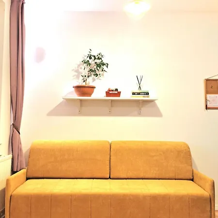 Yellow Sofa * ברטיסלאבה