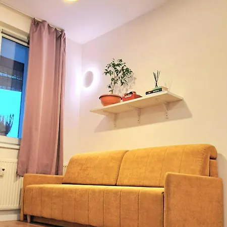 Yellow Sofa * ברטיסלאבה